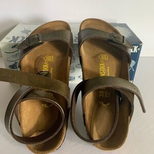 Birkenstock Isis Birko-Flor ankle wrap sandal in gold-braun